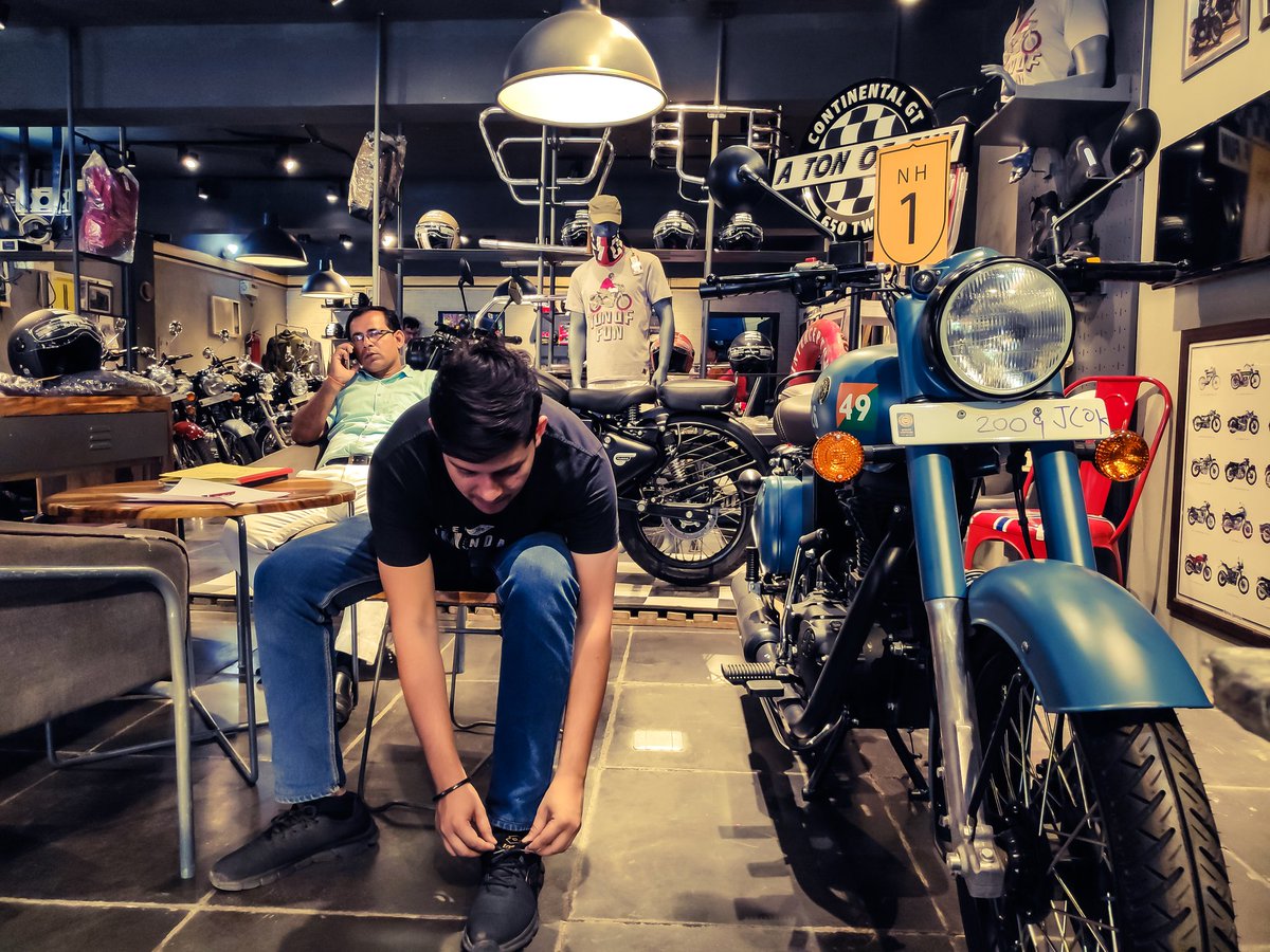 Up14_riders's tweet photo. #RoyalEnfield #Signals Airborne - Blue #RELife https://t.co/dyWJawp5pX