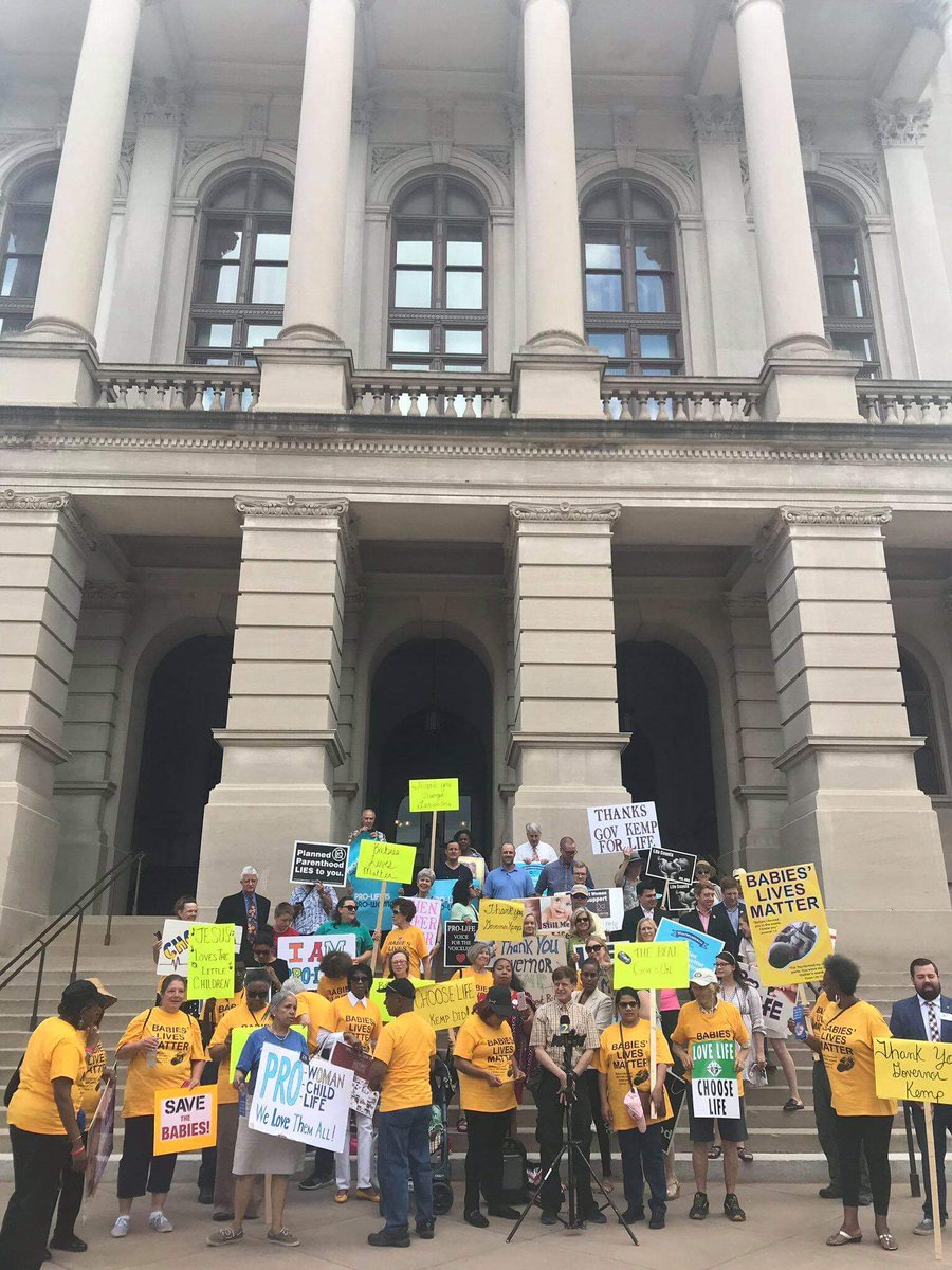 HandmaidsGA's tweet photo. Look at these anti-choice protestors on the steps of the Georgia State Capitol. Apparently Marty Smith, appointed by @GovKemp as Executive Director of GBA, didn't feel the need to put up barriers like he did for our #DoBetterGA march.
#HB481 #gapol #StopTheBans https://t.co/82wAv3R6QO