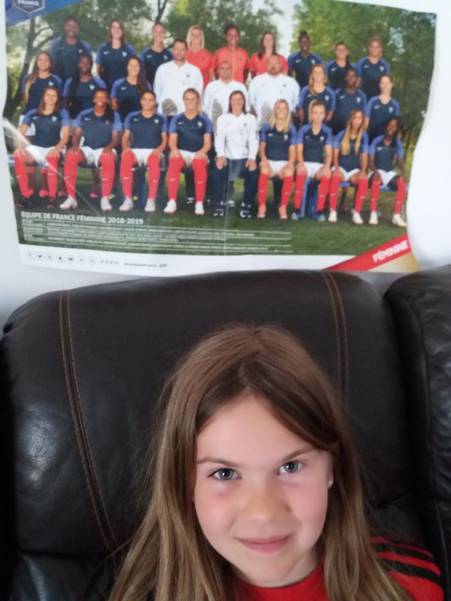 #FiersdetreBleues ma fille est prête pour vous encourager. Vivement votre venue au roazhon park😉. Elle souhaite un Bon rétablissement à <a href="/ELS_9_FRANCE/">Eugénie Le Sommer</a> et <a href="/amandinehenry6/">AMANDINΣ HΣNRY</a> ...💪👍