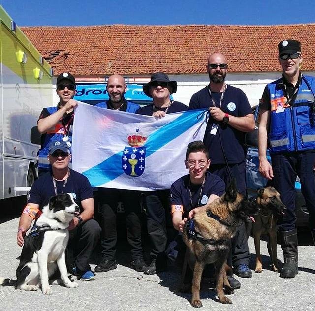 112Galicia's tweet photo. Felizes pela participação da Galicia no #exercisecascade19, que serviu para valorar a capacidade de resposta diante um possível sismo com pessoas atrapadas. A delegação galega foi formada pela #AXEGA, Associação de Cães de Resgate e técnicos da @Xunta
📽️ https://t.co/90DwdMw8pj https://t.co/tujbIz2wWf