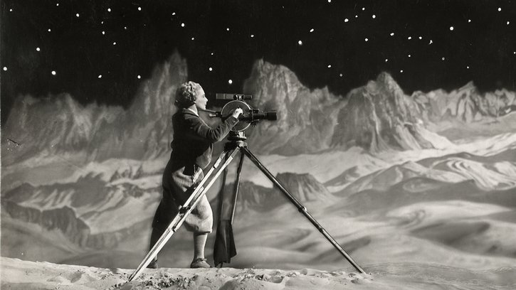 cinemathequefr's tweet photo. Dernier film muet de Fritz Lang, épopée spatiale aux moyens colossaux, LA FEMME SUR LA LUNE emprunte aux film d'espionnage et de science-fiction, avec une rigueur scientifique prophétique.
Un film monumental, à (re)découvrir en juillet prochain : https://t.co/qYSZQFJFDs https://t.co/o7NnoA6qcv
