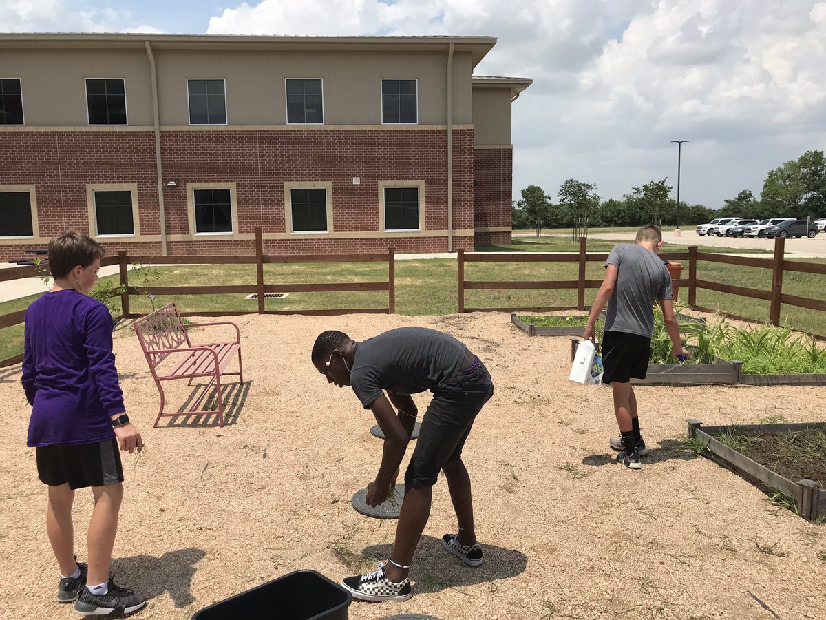 ProfMiddendorf's tweet photo. Cleaning up the garden before summer! #chargercitzens #gardencleanup #summerheart @LeamanJH https://t.co/0uwQ26McX3