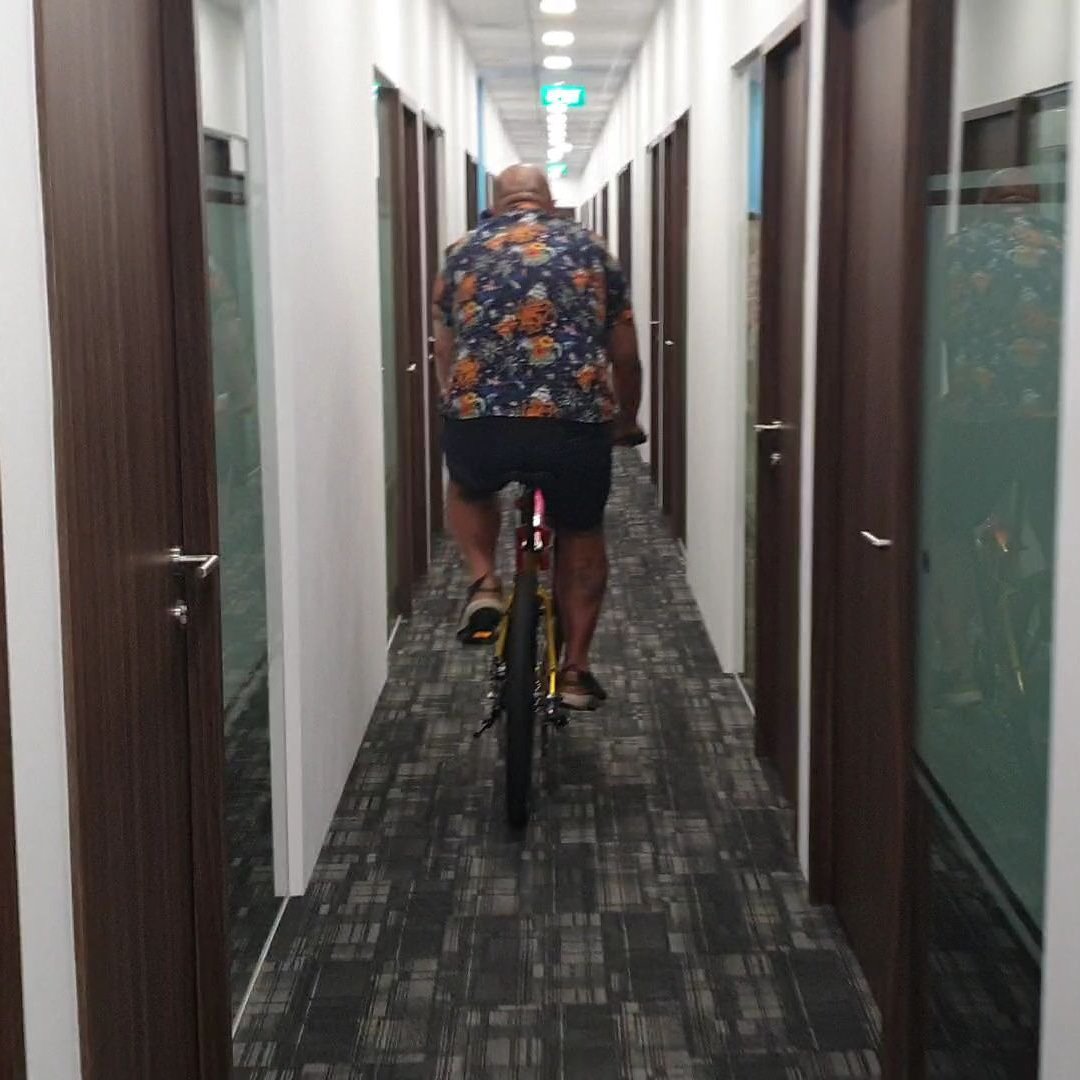Riding our slef charging multi feature DXEBIKE in the office 😂🚲♻️🤘⚡
We are doing our part by giving away our ebike &amp; awesome Merchandise back to the community!
Sign up link in bio!
wn.nr/M3hdUp
Get first hand notification when we launch!
#dxebike #selfcharging