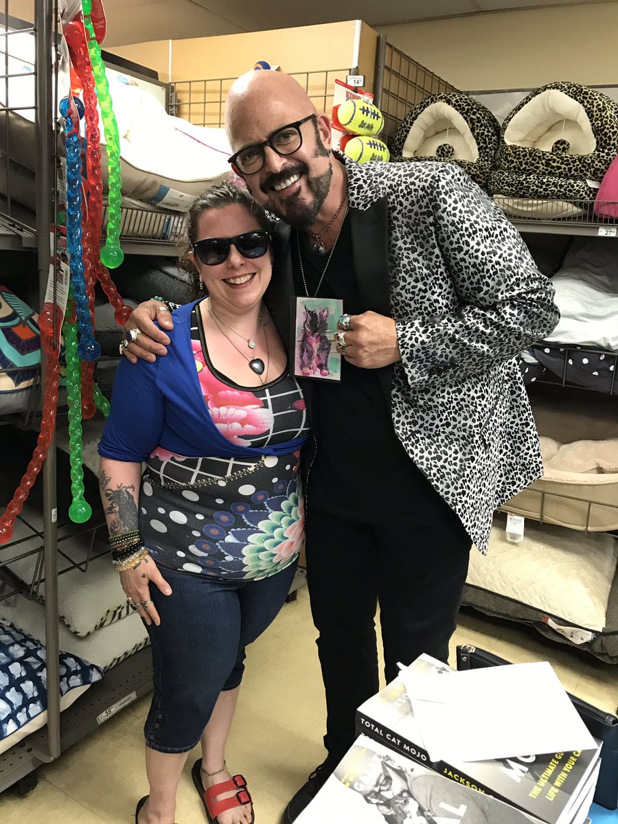 RosannaWright's tweet photo. 'Rose with Jackson Galaxy' - And his New Cat drawing.
#JacksonGalaxy #RoseArt #Cats #MyHero #BookSigning #TotalCatMojo #Inspiration #Petco #TheUpperEastSide #NYC #JacksonWright #Music #ThePresentFuture
#RosannaJacksonWright #Painting #Drawing #MixedMedia #Life #Soul https://t.co/aK0mxlG9xV