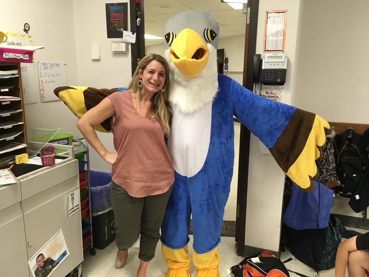 Laura Kaufer tweet media