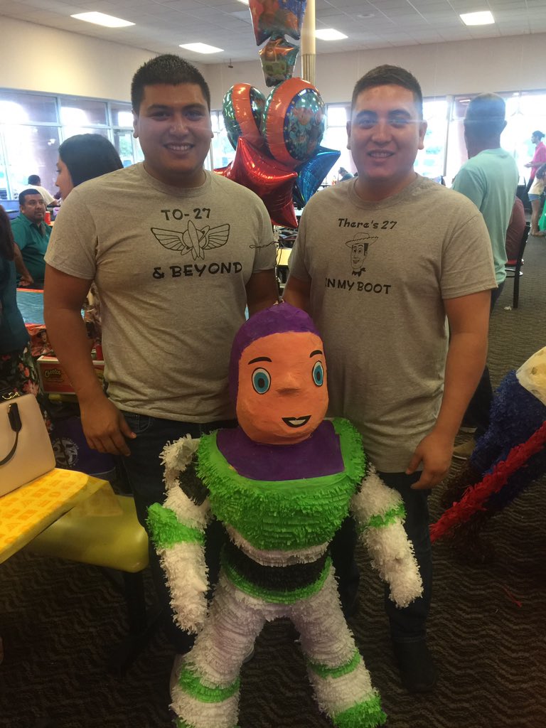 r_perez57's tweet image. My best friends grew up poor af today they threw themselves the party they never had growing up at the age of 27 😂😂 #peterpiper #buzz 
Ps. Yes they are twins 👯‍♀️