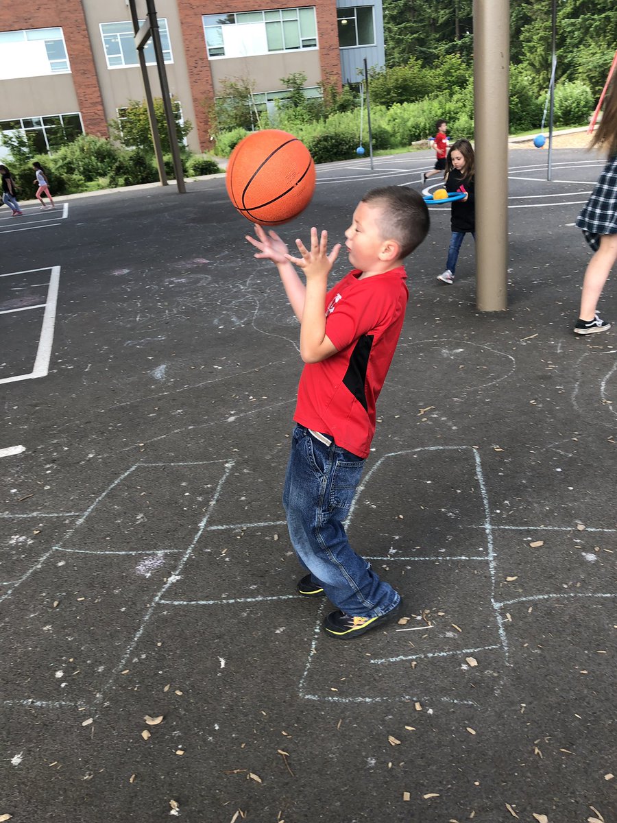 MsSmithsKinders's tweet photo. Busy day in Kindergarten! Field Day fun!! https://t.co/yDlK4VGBAX