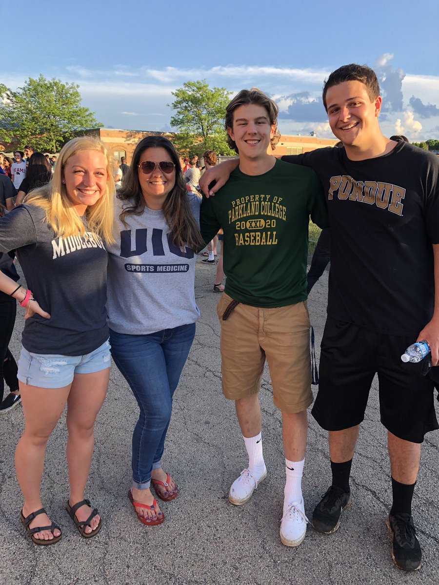 Thank you Scholar Athletes for allowing us to serve as your exec board year!! It was an honor to lead you all. Thank you Mrs. Pheney for all you have done for us!!💙💫