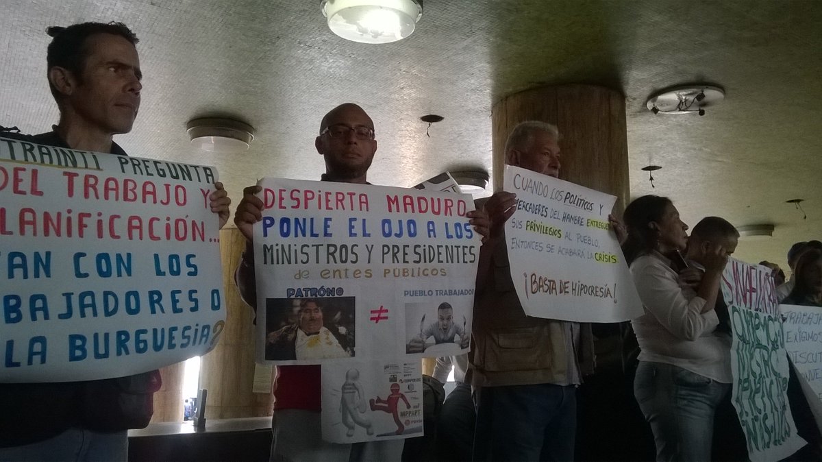 rangelos989's tweet photo. @NicolasMaduro @MaisantaDigital @SINBOTRAINTI Presidente NICOLAS, siQuiereSaberLaCrudaVerdadQueOcurreEnLaAdminsitracionPublicaSobreTodoEnEl"AGRO",EscucheAlosSindicatosDeBase"NO"tenemosMiedoADecirla,SusMinistr@sLoEngañanYenLaCentralSoloEstanPendienteDeUna"SILLA" https://t.co/JM2bRxrnKU