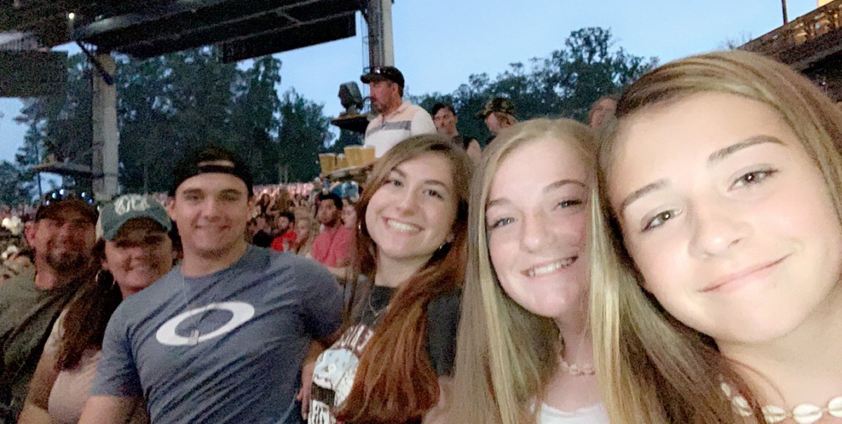 faithkidd_14's tweet photo. #CombsMPP ready for luke combs!!! https://t.co/gGCI508osh
