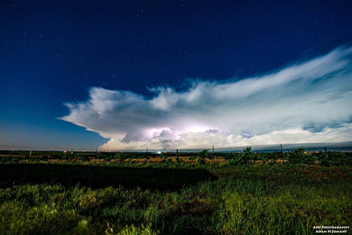 chitownchasers's tweet photo. A beautiful long exposure shot of an oncoming storm just north of #OKC a few weeks ago courtesy of @AHJPHOTO https://t.co/D9aHIgjdZV