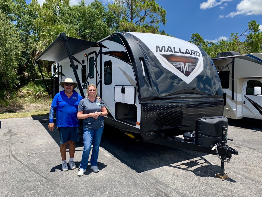DavidMarrr's tweet photo. What a day! This #FordPerformance #ExpeditionMax is ready to tow! Thanks to everyone @CampingWorld #Merica https://t.co/kunals7xGL