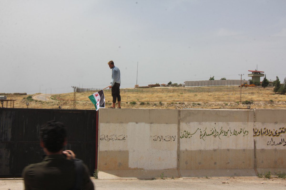 Mahmoud_H_Mosa's tweet photo. Crossing the border will be their option if bombing continues.
#جمعة_كسر_الحدود
#MarchToTheBorders
#BreaktheBorders https://t.co/RchdGgrc62