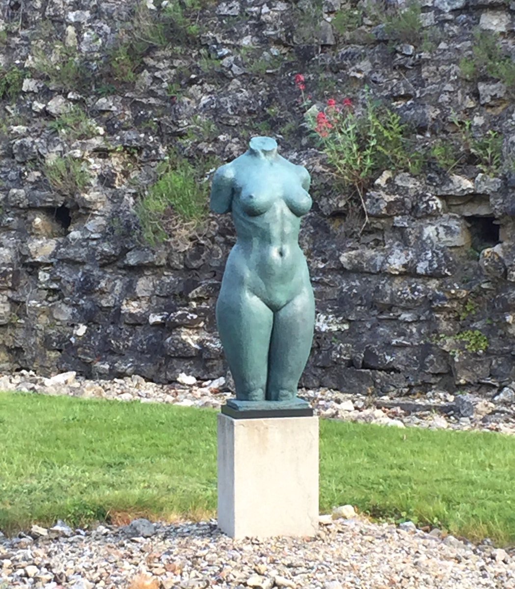Humm MiLady is at Beaulieu 
X
X
#FridayThoughts #bronzesculpture #gardensculpture #curvaceous #artforsale @Beaulieu_Hants