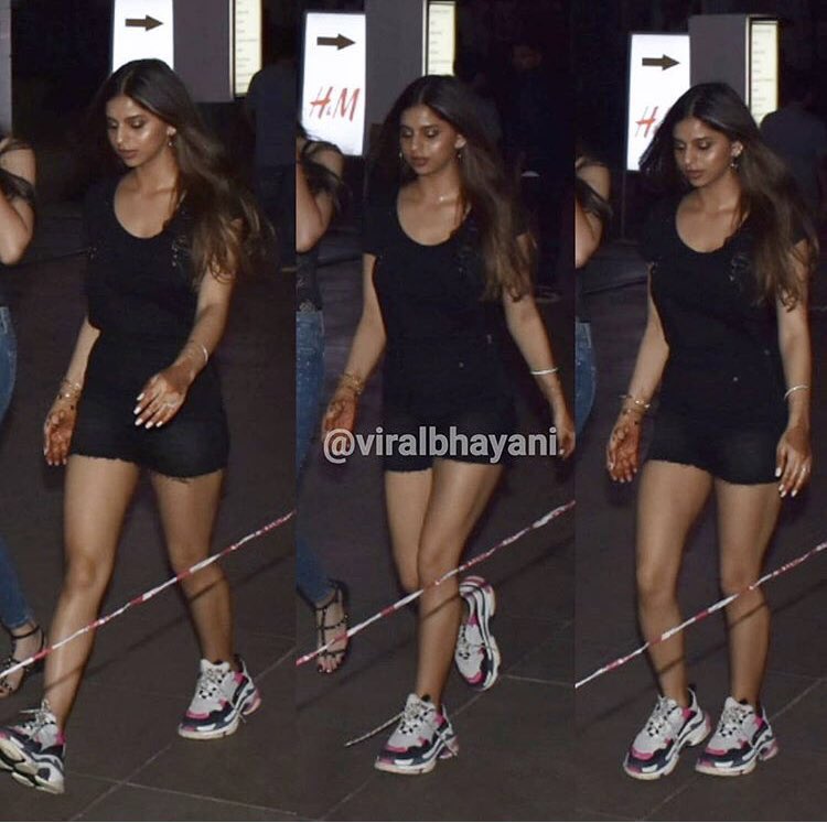 Teenage sensation #SuhanaKhan snapped with her bro and friends at @farzicafe instagram.com/viralbhayani/p…