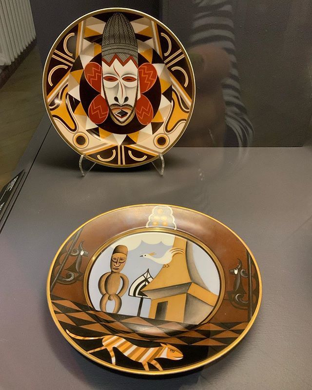 mccnoriko's tweet photo. 基本ロシアのデザインが好きなのですが、これ感動。ロシア陶器が描くアフリカン。
超COOL💓💓💓
.
#ロシア陶器 #ロシア陶器好き #アフリカンテイスト #ラトビア #工芸とデザインの博物館 #porcelain #russiandesign https://t.co/wnE9tscVdm https://t.co/GuWJGiWymu