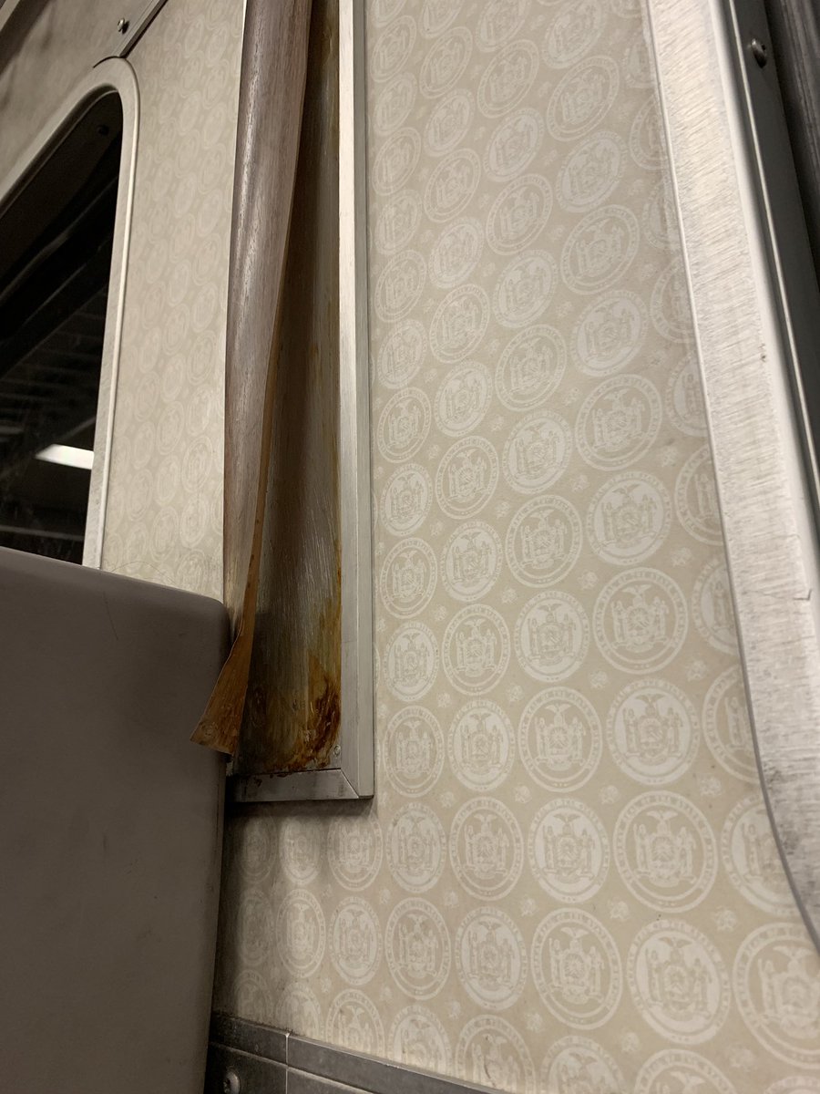 Cheekonator's tweet image. #FridayViews consist of dirt crusties and wooden wallpaper from the 1800s flopping around on the #lirr