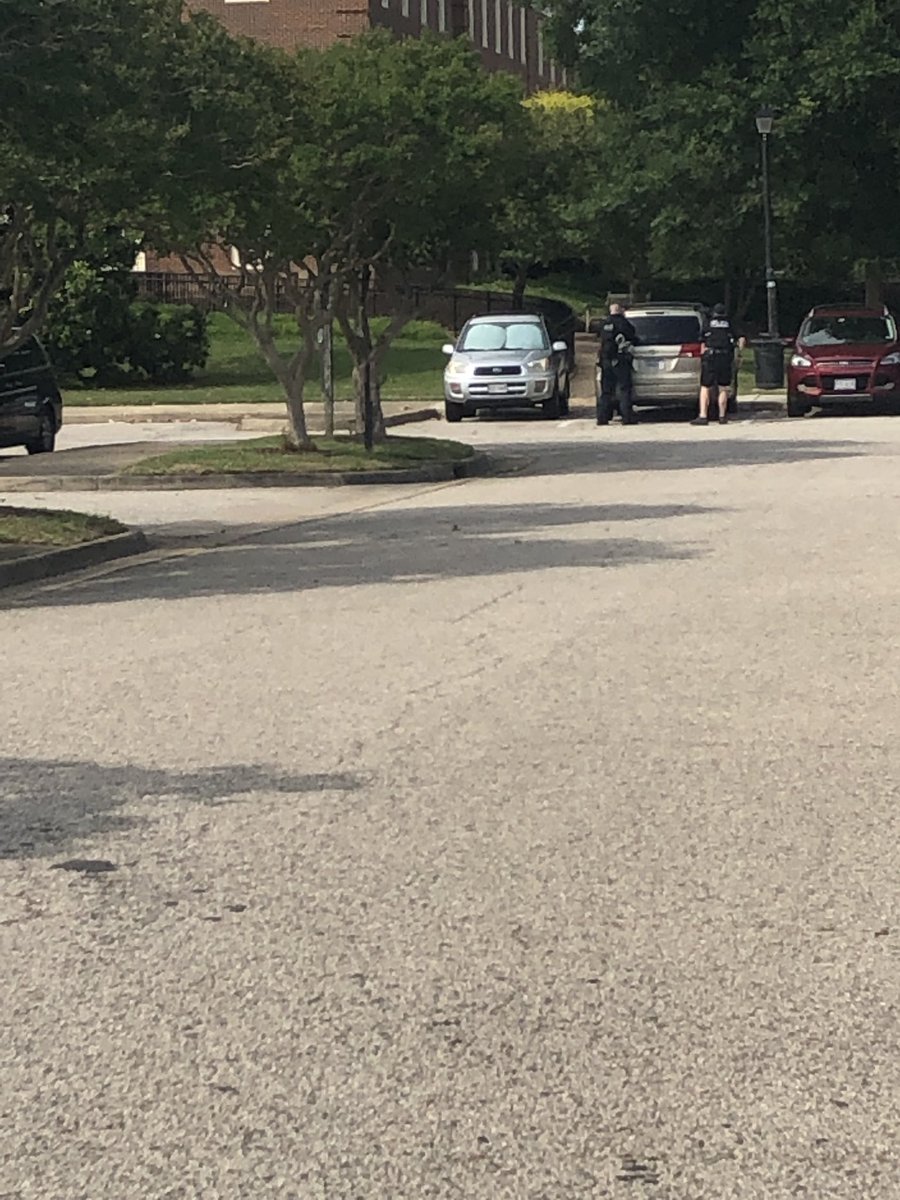 RantsOutloud's tweet image. Holy crap!!  Active Shooter situation in the building next to ours! I’m safe!
#virginiabeach
