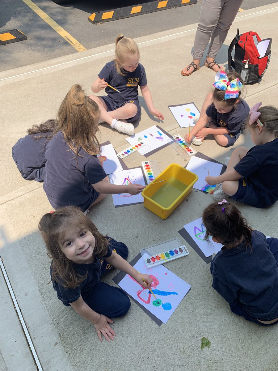 SCS_Prek's tweet photo. Watercolors outdoors today! #beautifulweather #prekart https://t.co/JL1qWH5Urg