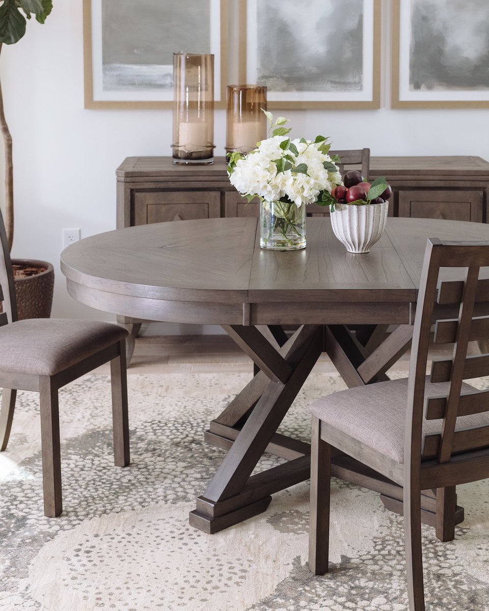 Mathis_Home's tweet photo. Friday dinner awaits! 🍽 https://t.co/PVdeWz3LBj

#YourStyleYourPrice #MathisStyle #Diningroom https://t.co/Z4aoP77Jqx