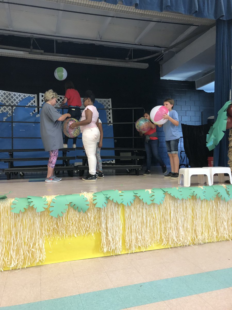 MrsConawayIn4th's tweet photo. When kindergarten needed help blowing up beach balls for their graduation my students jumped up willing to help!! #ClearwaterCubs https://t.co/Y5hI50zNge