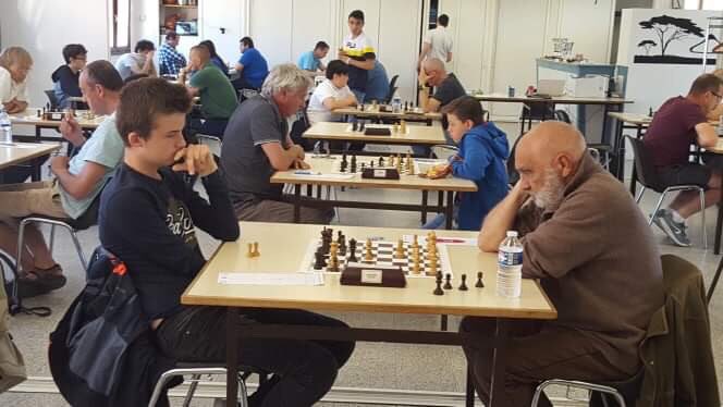 Fin de la deuxième ronde 
Vous pouvez trouver les résultats et les appariements de la ronde 3 sur echecs.asso.fr/FicheTournoi.a… #Chess #Echecs #ffechecs #Cassis