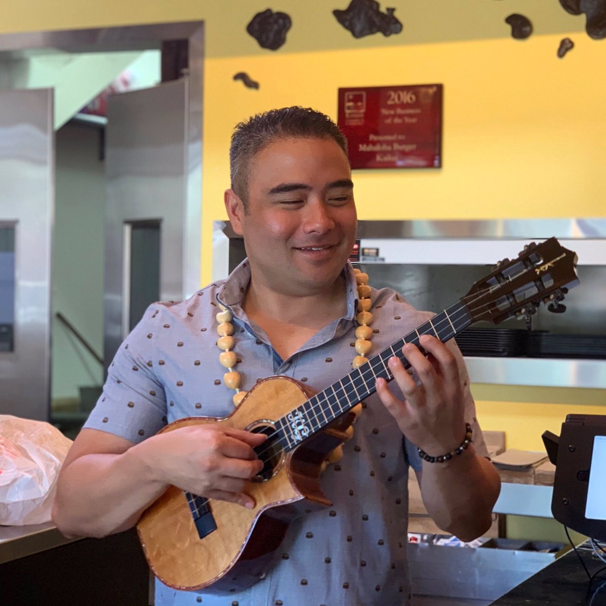 Strumming anytime, anywhere! How are you guys spending your #alohafriday? 😄
.
.
.
#ukulelemusic #ukulele #ukuleleplayer #ukulelelife #musician #music #oahulife #hawaiimusic #strummers