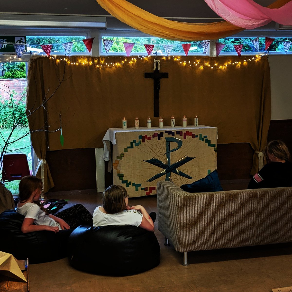 stjohnsleamspa's tweet photo. Some of our Fri night youth groups interacting with the prayer room! @CofE_Cov @churchofengland @thykingdom_come #youthgroup #youthministry #itsallforJesus #prayer https://t.co/EQbAEs7mCa