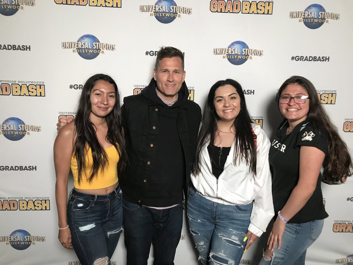 Jasmine_Hashemi's tweet image. Got to meet @kaskade 
#gradbash 19’ went OFF