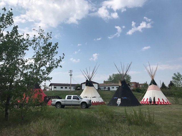 crconsortium's tweet photo. What an incredible two days spent at Old Sun Community College learning about the rich culture & history of the Siksikai’tsitapi. Thank you to the amazing knowledge keepers, guest speakers, and the community of @Siksika_Nation for hosting us. @jkdross #indigenouseducation #crcpd https://t.co/ABia3tMJG2