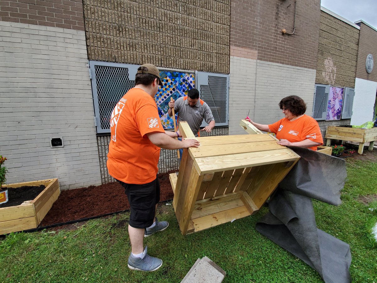 DavidRivera726's tweet photo. @Perrelli_45 @MsCarly_HD @tuti5kids @williams2_e @Dkauffmann1281 @noelia_pina2 
Team Depot store 1281 volunteers contributing there time and efforts to help with gardening for school PS37R. https://t.co/ioPj96VEeZ