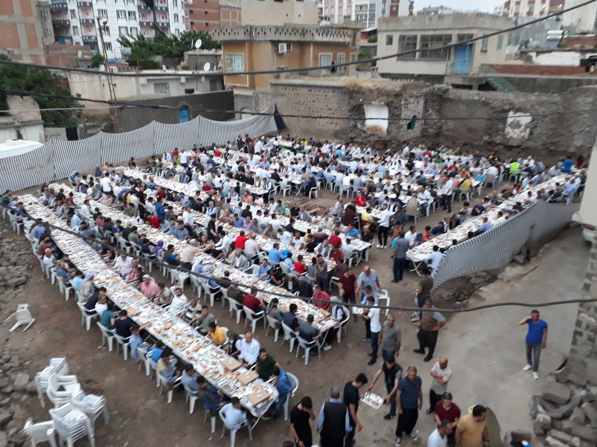 Karahan Aşiretinin lideri Sayın.<a href="/Serdil_Karahan/">Şerdil Karahan</a> Siverek Hamidiye mahallesinde ki evinde yaklaşık 1.500  kişinin katıldığı mevlit yemeği vererek dost, akraba ve sevdikleriyle bir araya geldi. 

Allah kabul etsin.