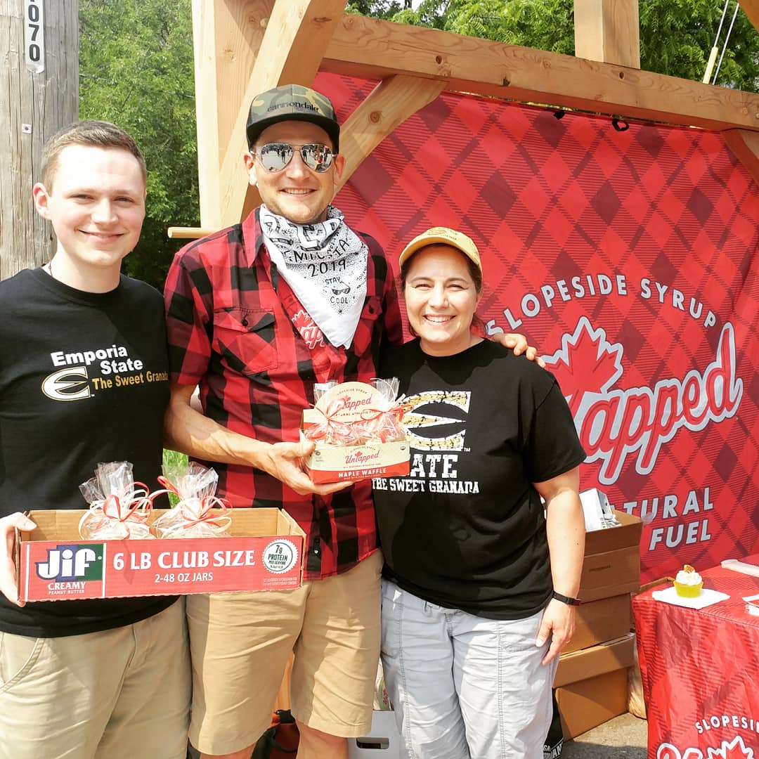 SweetGranada's tweet photo. This may be one of the most fun projects EVER at Sweet Granada...creating a cupcake with Untapped Athletic Fuel by Dirty Kanza legend Ted King! #starstruck #untapped #mmmaple #dk2019 #dirtykanza #KingoftheRide #ireallywantedanautograph @untappedmaple https://t.co/hxedUtZ1HH