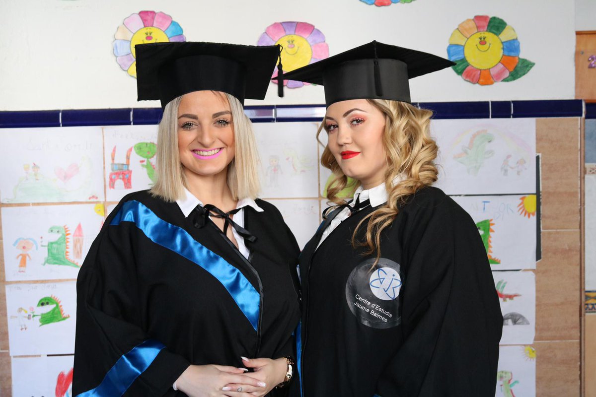 fp_futur's tweet photo. •Después de tanto esfuerzo hoy los alumnos del Centre d'estudis Jaume Balmes han finalizado una etapa de su vida.👨‍🎓👩‍🎓
.
.
.
Aquí os dejamos fotos de lo que ha sido el evento.🎓
#JaumeBalmes #Graduacion
#Esfuerzo #Alumnos #Profesores
#Barcelona https://t.co/kiYwa9HkZe