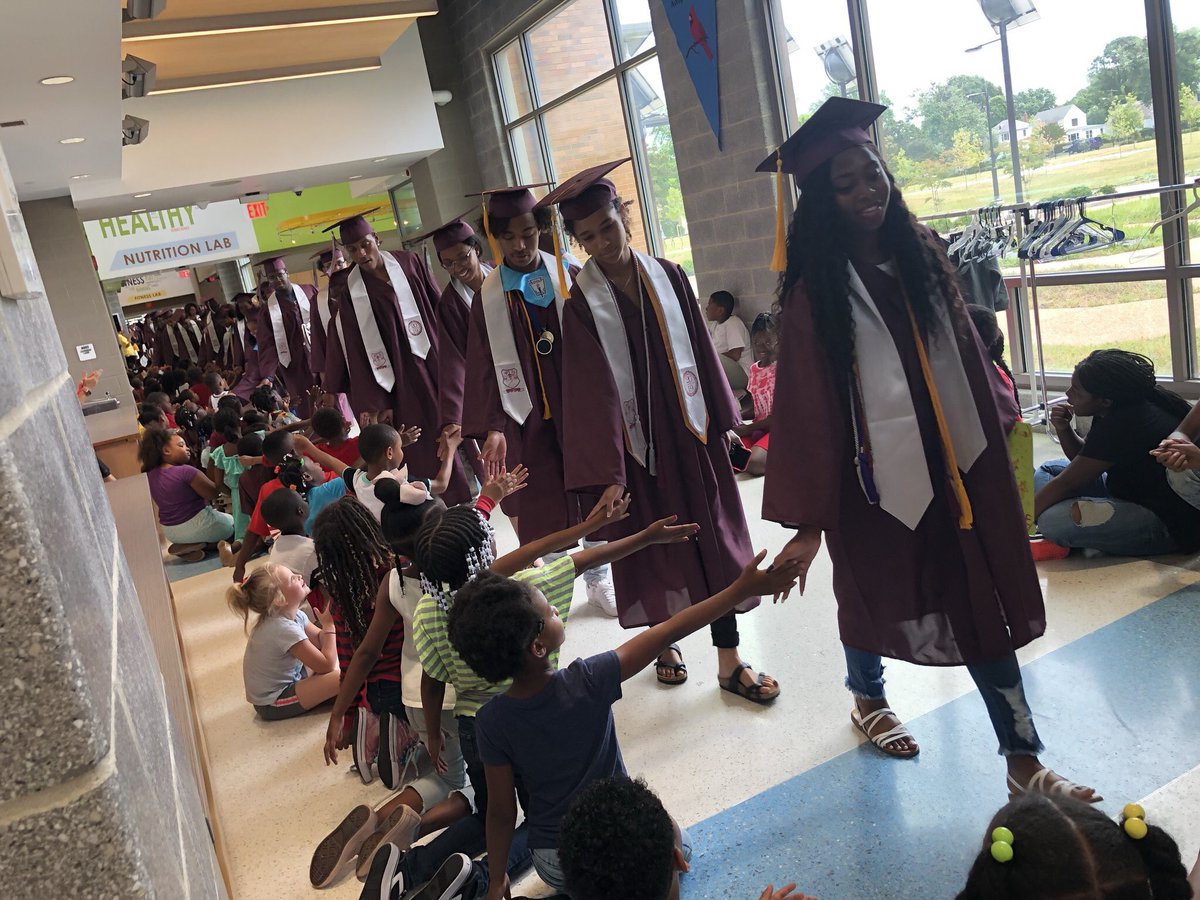 cdpilger's tweet photo. @HeritageHS 2019 senior class were cheered on today @DSASTEM students and staff! #5800Family #dsaexplore #2019grads https://t.co/aeYFGS75wF