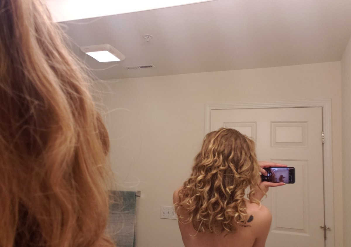childishfeli's tweet photo. My curls really still looked this good after hiking a mountain. God Bless the #cgmethod . #pineappleforever https://t.co/vySjfAPOQo
