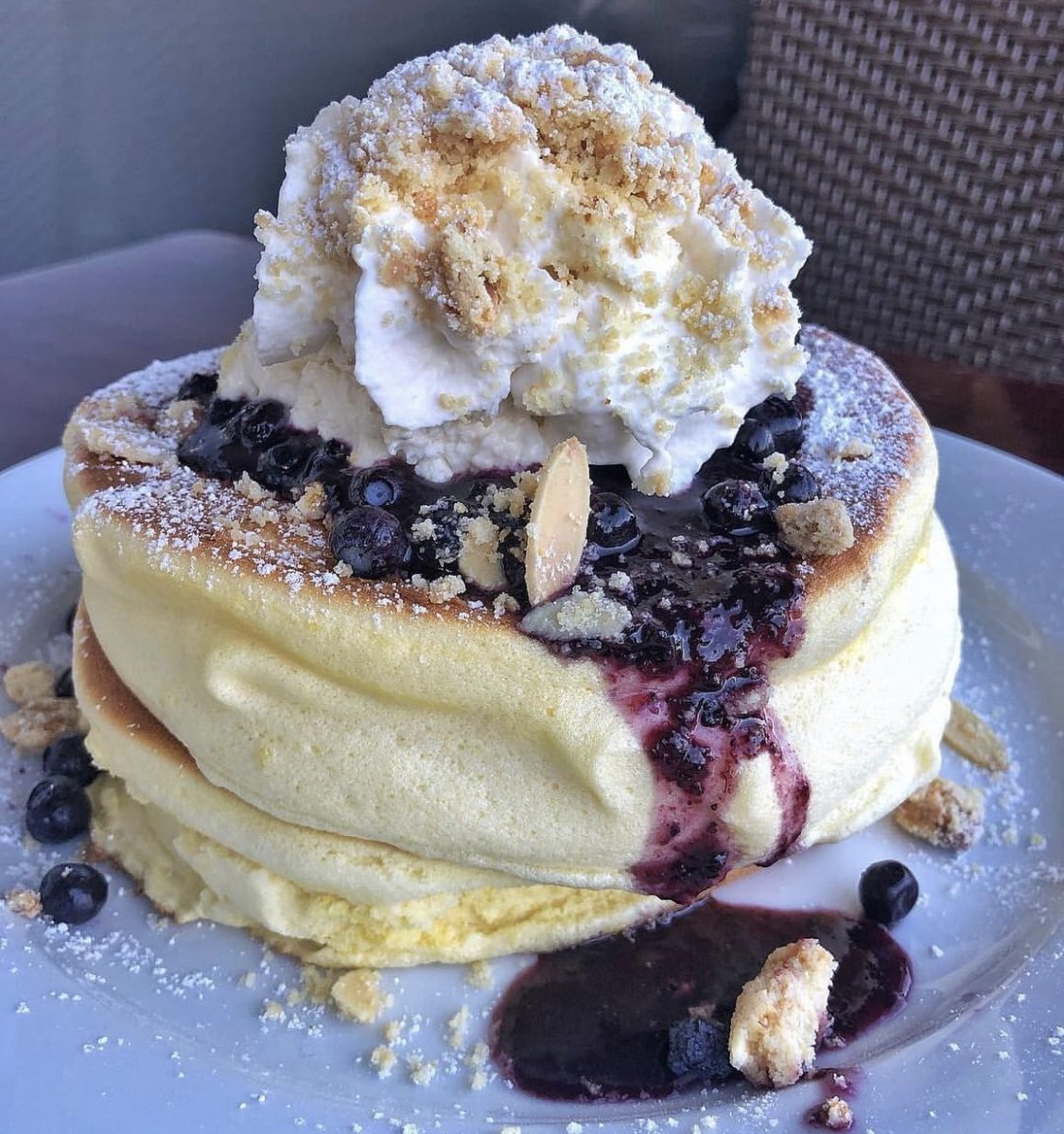 theBizzyBlondes's tweet photo. Blueberry Soufflé pancake 🥞 @ciciscafe 
It’s one of the 50+ pancakes they serve 😍😋 https://t.co/wECKKdi7L8