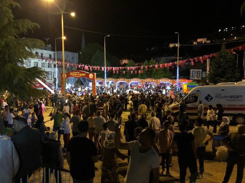 gokdomatis's tweet image. Kumlucalılara göre Kadir gecesi kutlama şekli: Elmalı’ya gidip caddede bi Aşşaa bi okarı yürümek

(Allah herkesin ibadetini, dualarını kabul etsin)