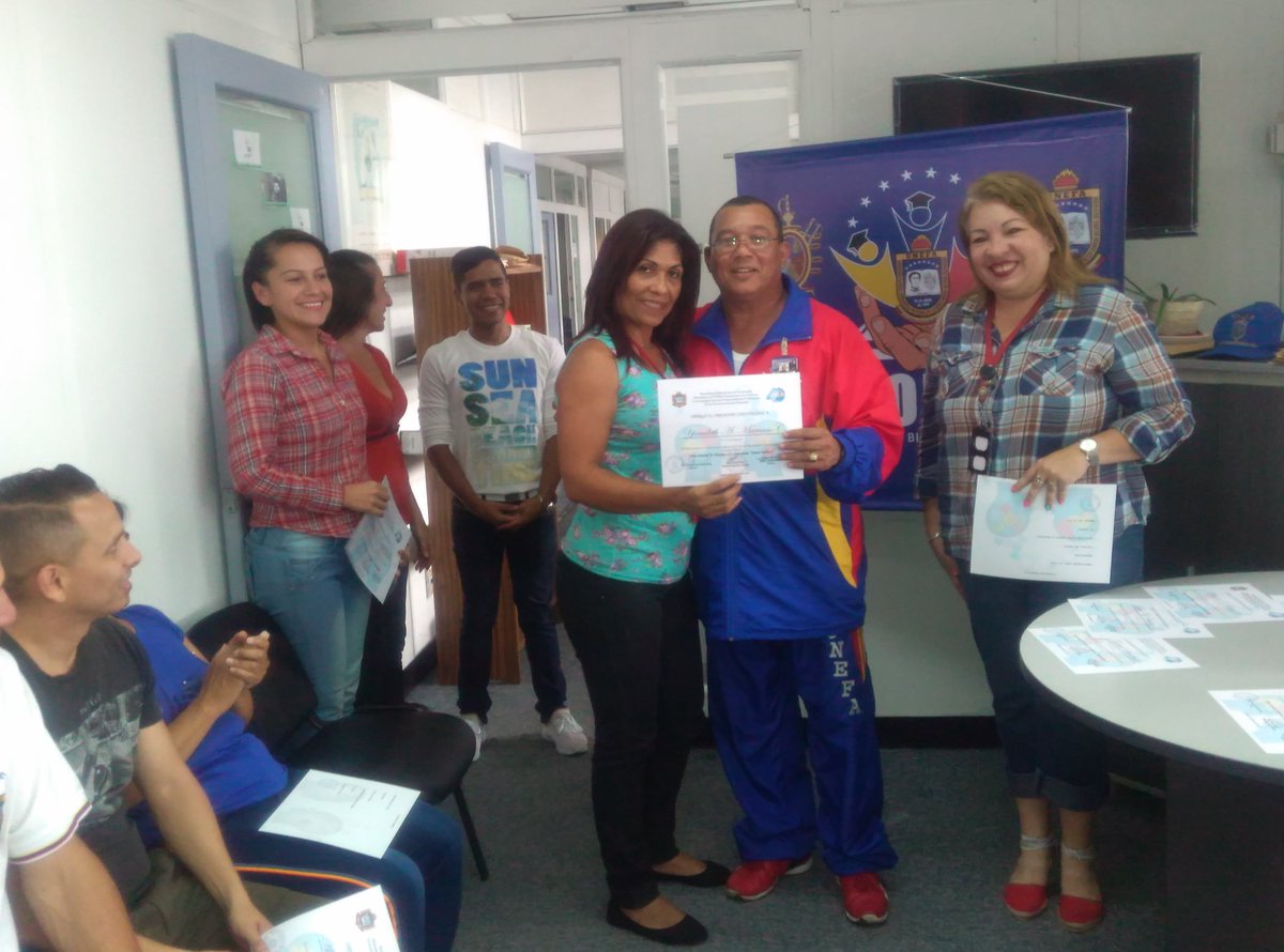 UnefaAsobies's tweet photo. Este viernes la Directora General de #Asobies junto al Decano de @NucleoCaracas el @CnelManuelS le hicieron entrega del Certificado de Programación Neurolingüística a 18 trabajadores de Sede en pro de su mejoramiento personal. #31May https://t.co/LobqL7T7zG