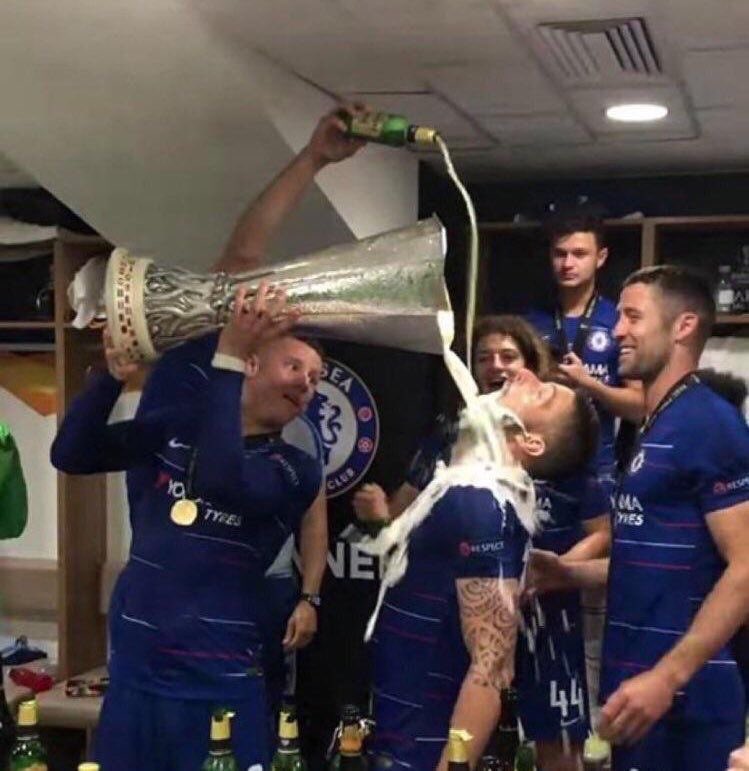 MotivacionesF's tweet photo. Es viernes y el Giroud lo sabe 😂 https://t.co/2yIQClpuyI