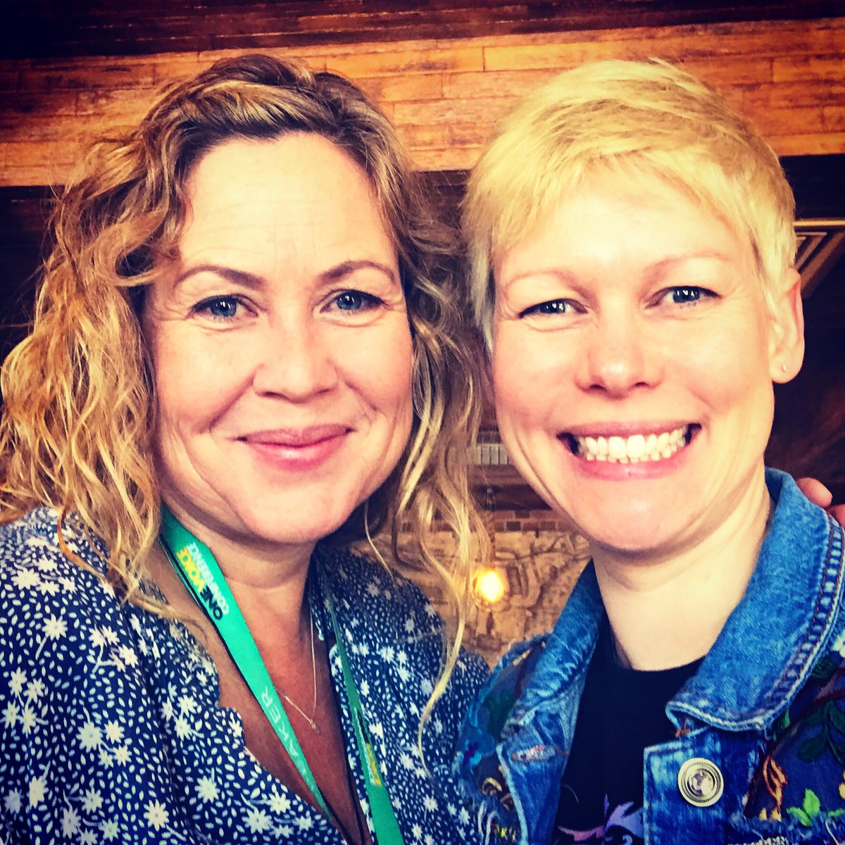 KatieFlamman's tweet photo. Woop woop! I met #VO #Agent extraordinaire Sarah McLeod at #OVC19 earlier this month... & now I’m represented by her awesome #voiceover #agency @BigmouthVoices in New Zealand! Thank you for having me.
🥂🍾🤩
Check out my profile page here:
https://t.co/9t1sH9Pd76 https://t.co/yJX6bY2Q0x