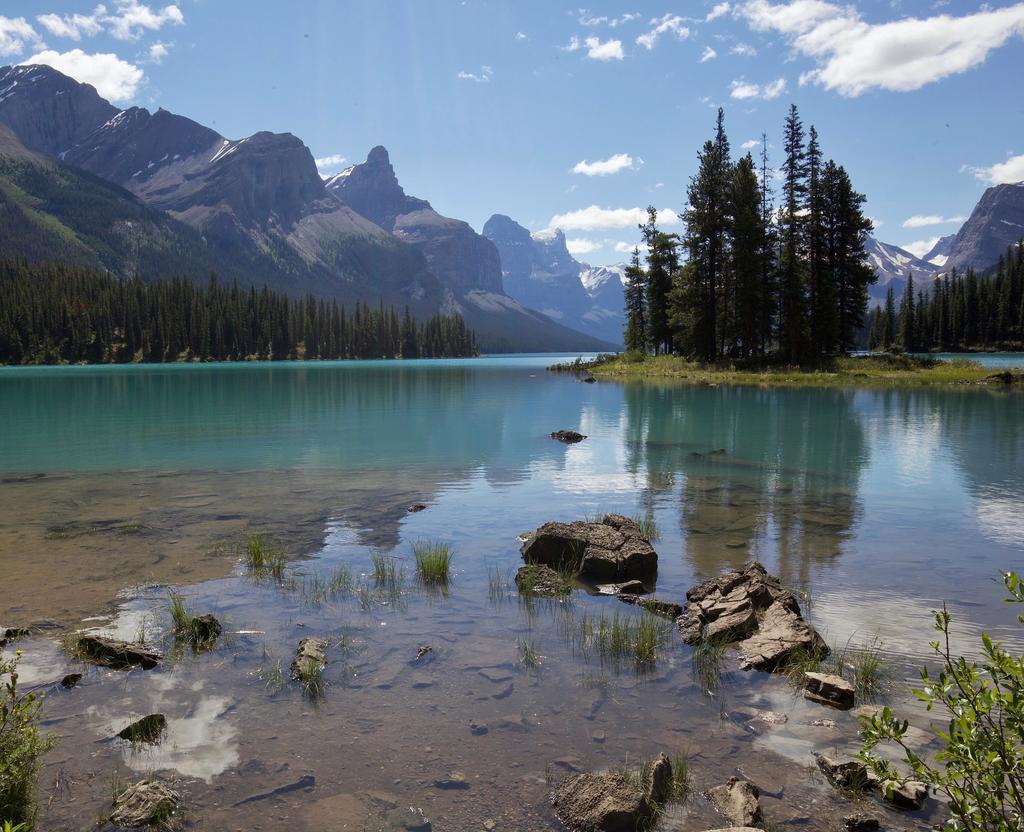 dice_marc's tweet photo. Spirit Island, Jasper, Canada [OC] [4609x3744] via https://t.co/73PJZkea2e https://t.co/XL0dsDbT1b