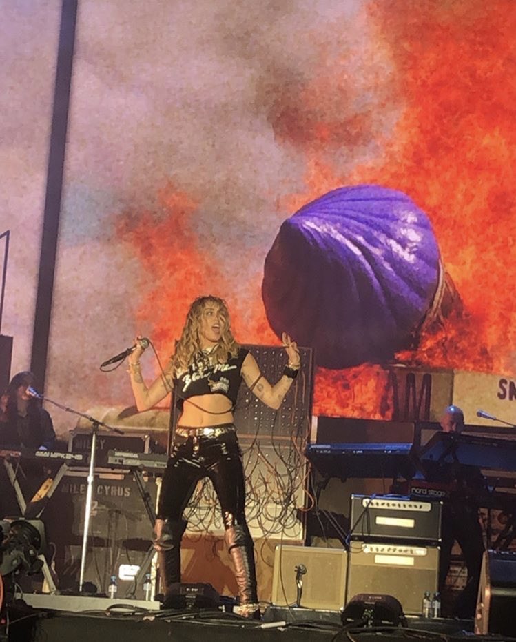 MileyEdition's tweet photo. Miley on stage at @primavera_sound in Barcelona, Spain 🔥 #SHEISCOMING #StreamMothersDaughter https://t.co/VdboARWVqV