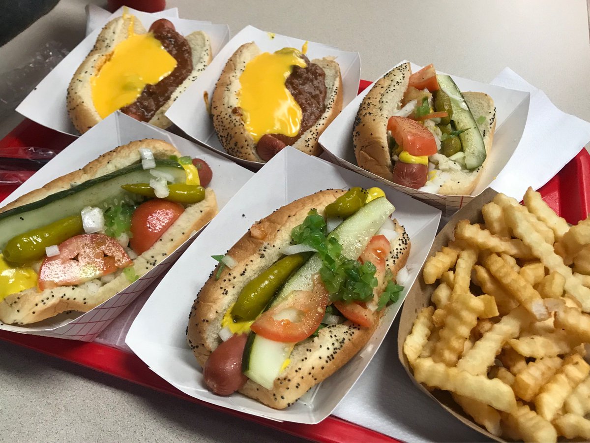 GreaseFreak's tweet photo. Lunch. Wrigleyville Dogs, Lake View. https://t.co/wUrTsXjA7z