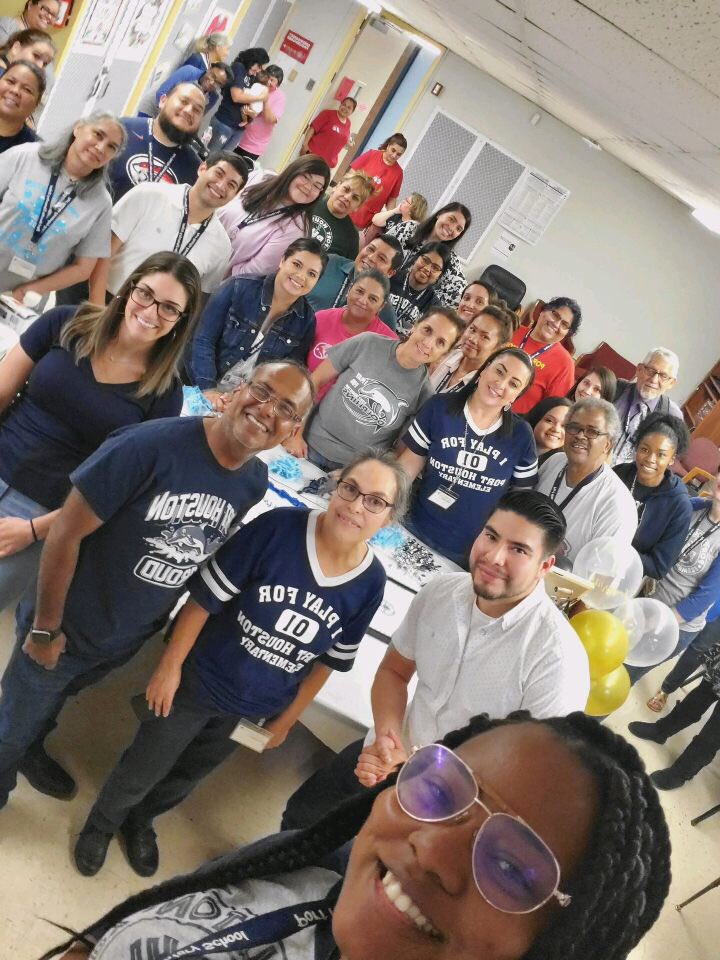 PortHoustonES's tweet photo. Le deseamos una feliz jubilacion a Mr. Chavez y a Ms. Santiago. Suerte y gracias por sus años y dedicacion a la escuela Port Houston. Happy Retirement! @Dchavez4David @VGarcia_PH @ShelbySmithHISD https://t.co/1rvDSScMbF
