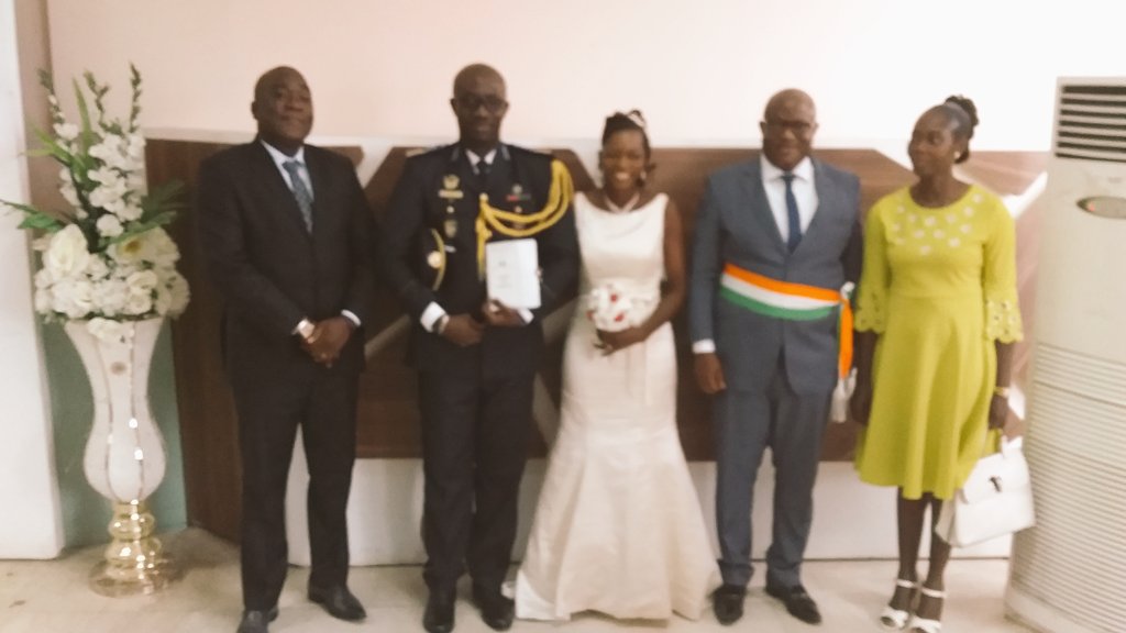 kone_ehui's tweet photo. J'ai, en ma qualité de temoin, partagé le bonheur de ma petite soeur et collaboratrice, qui est devenue, ce 31 mai 2019, officiellement  Madame Koffi ; à la Mairie de Portbouet. C'était en présence du Colonel Hervé. https://t.co/k1oL0JhDi7