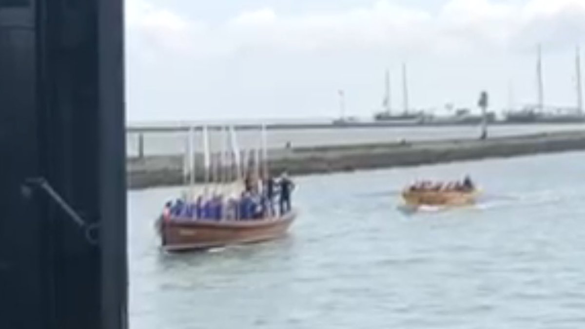 M_Arling's tweet photo. Wat een ongekende prestatie van de studenten en 2 studentes #zeevaart tijdens de #HT2019 @sloeproeienNL. De race afgerond in een recordtijd. Helden en heldinnen zijn het die 1e en 2e jaars van @EnergyMaritime @Noorderpoort.
#supertrots https://t.co/lEJMh0NDhG