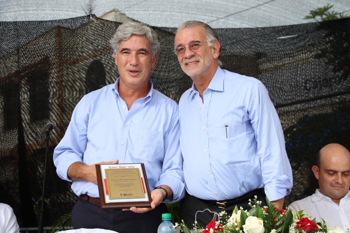 Gobatlantico's tweet photo. El gobernador @veranodelarosa y @MinSaludCol #PabloUribe entregan 13 nuevas ambulancias que fortalecen la red de atención en salud de los atlanticenses, con una inversión de $2.238 millones. #AtlánticoLíder https://t.co/XPzj9YKfdR