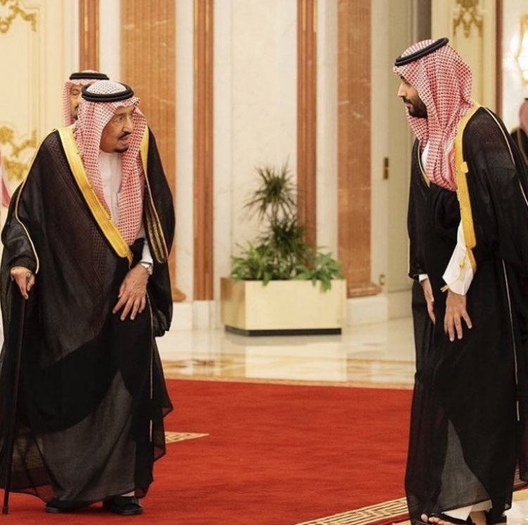 وقوف سمو سيدي ولي العهد الأمير محمد بن سلمان بعيداً عن الفرش الأحمر والحديث مع جلالة الملك المفدّا، فيه الكثير من الإحترام للبروتوكول والمراسم والأدب العظيم.  #قمه_مكه