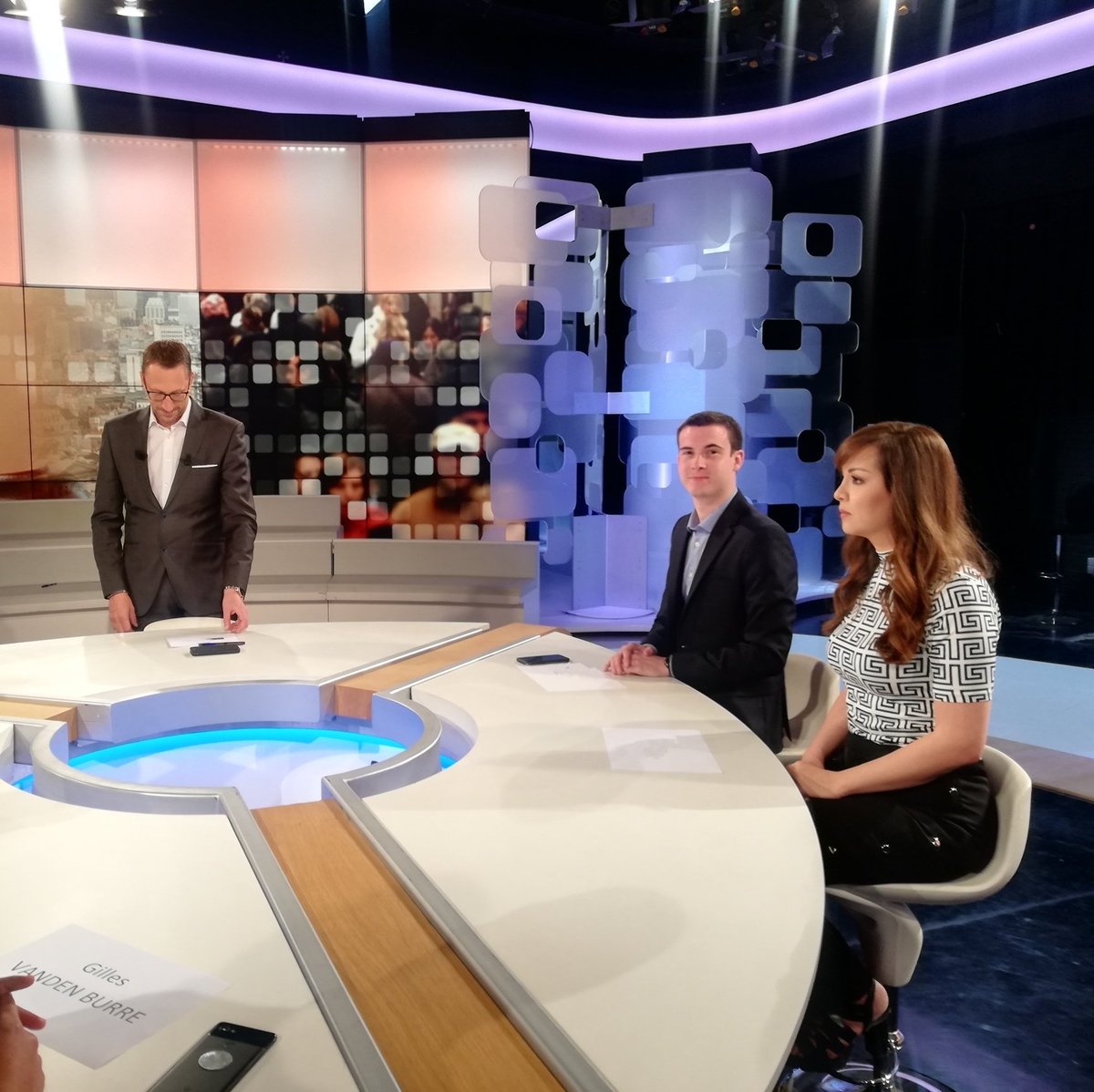 ManelAstafeed's tweet photo. Mon ancien professeur d'Audiovisuel Mr #SachaDaout , tenir une émission en direct sans prompteur avec maîtrise, LE MAÎTRE du Direct. 🎩 #RTBF https://t.co/sCTa9I0bwO